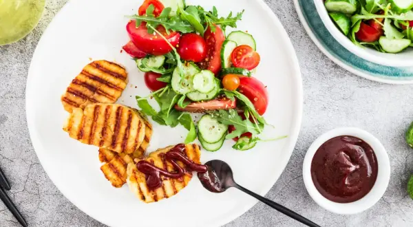 Jak zrobić ser halloumi na grillu, aby zaskoczyć swoich gości