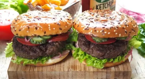 Jak zrobić burger wołowy – prosta receptura na idealny smak