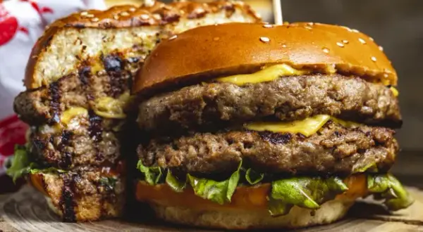 Czym się różni hamburger od burgera? Odkryj zaskakujące różnice