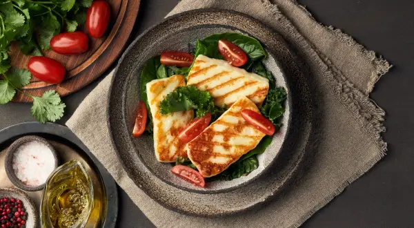 Halloumi co to jest? Poznaj smak, właściwości i zastosowania sera