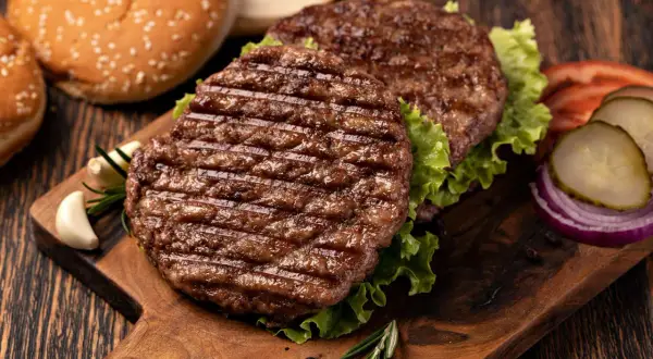 Jakie mięso do burgera? Odkryj najlepsze opcje i przepisy