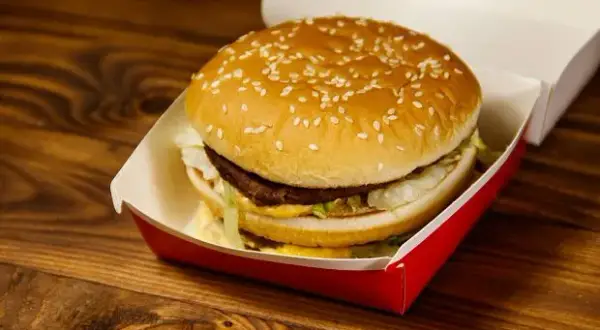 Od kiedy burger drwala? Poznaj datę i tajemnice tej kanapki