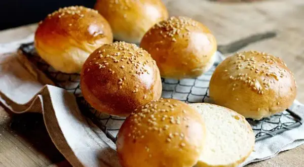 Jak podgrzać gotowe bułki do hamburgerów, by były idealne?