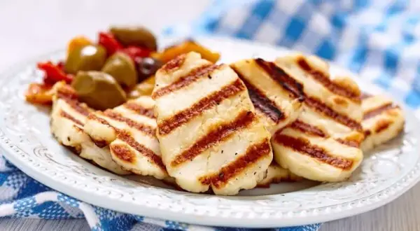 Jak grillować ser halloumi na patelni, aby uniknąć twardości?