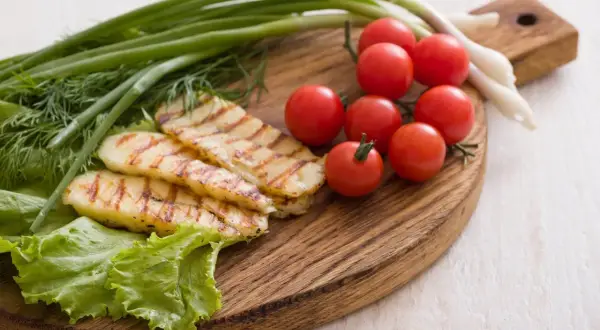 Czy halloumi jest zdrowy? Odkryj jego zalety i zagrożenia dla zdrowia