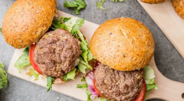 Jak smażyć burger wołowy, aby uniknąć suchych i twardych kotletów