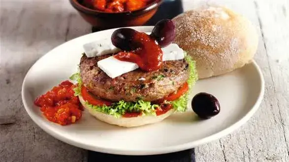 Co to jest hamburger? Poznaj składniki i różnorodność tego przysmaku