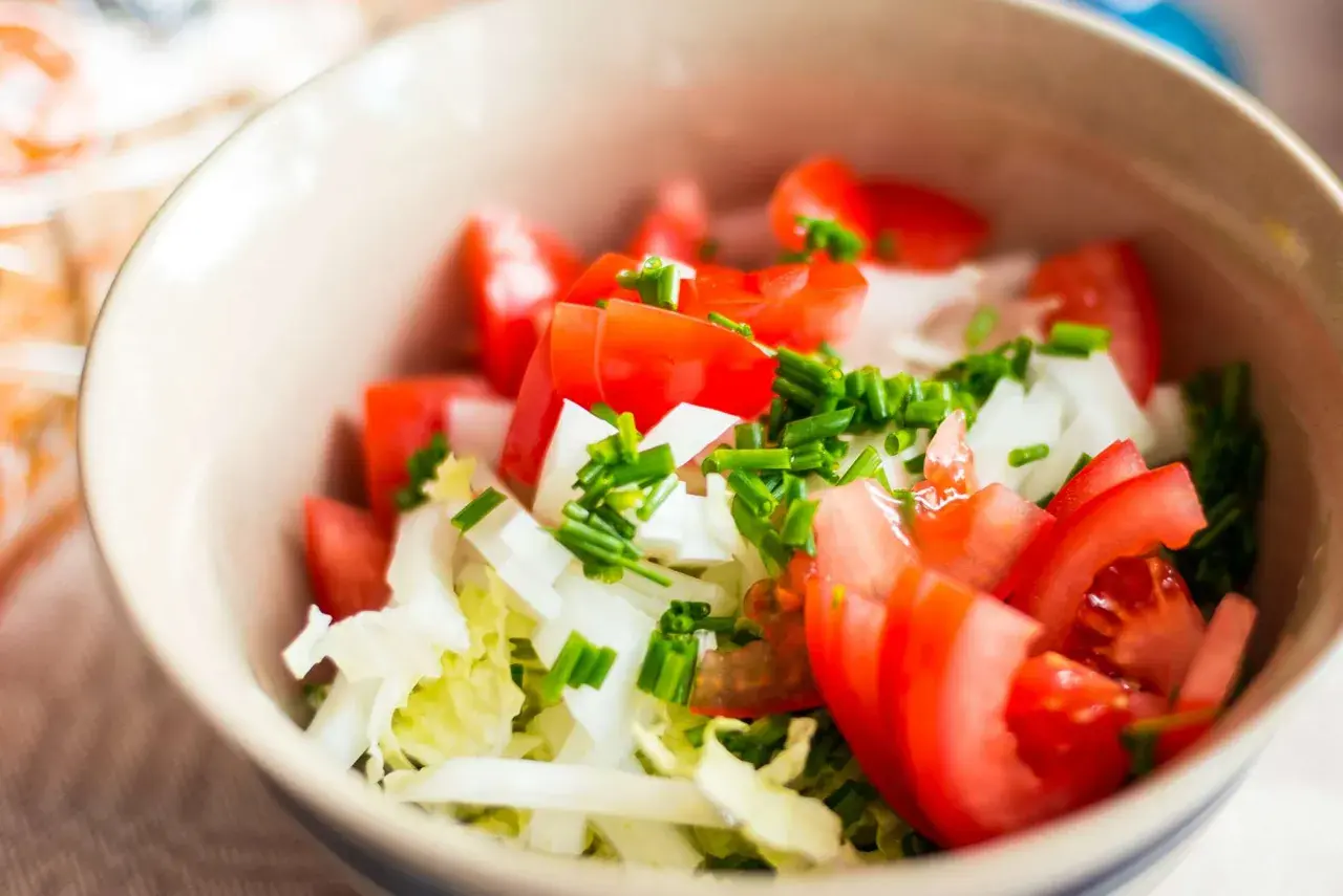Jakie surówki do kurczaka sprawią, że posiłek będzie wyjątkowy?