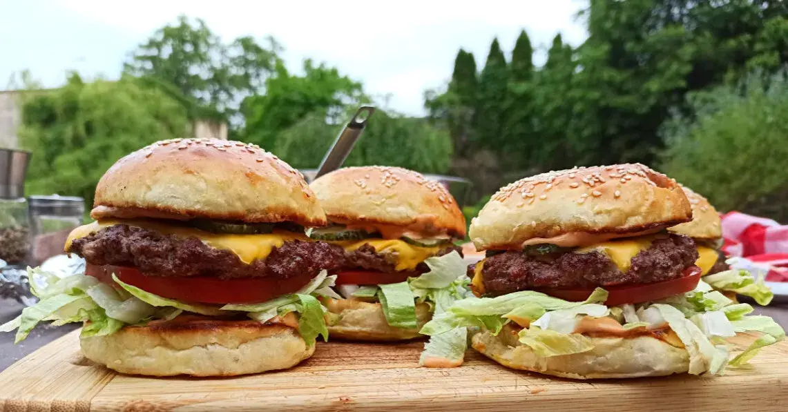 Jak smażyć hamburgery, by były soczyste i pełne smaku