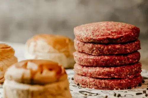 Ile smażyć mięso na burgera, aby uniknąć suchych kotletów?