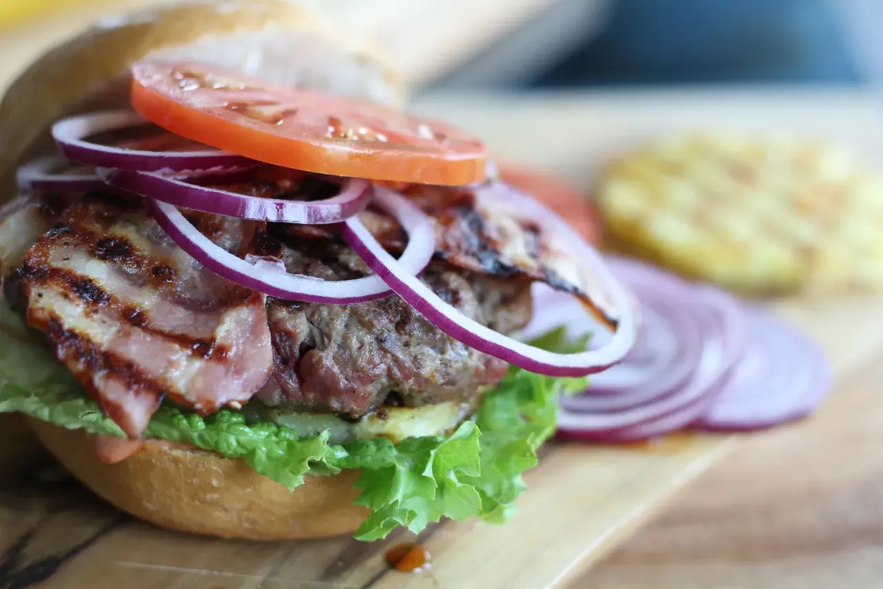 Jak się robi hamburgera - proste przepisy na idealnego burgera