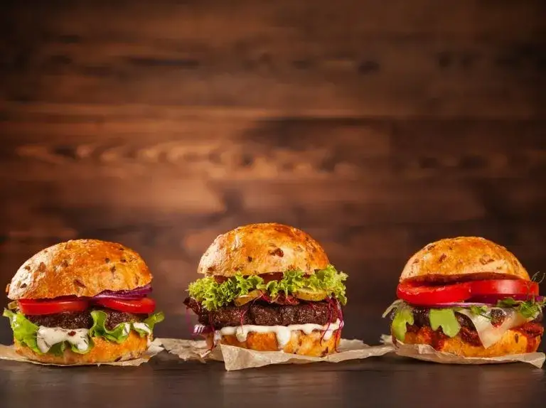 Zdjęcie Ile kcal ma burger z burgerowni? Sprawdź, co naprawdę jesz!