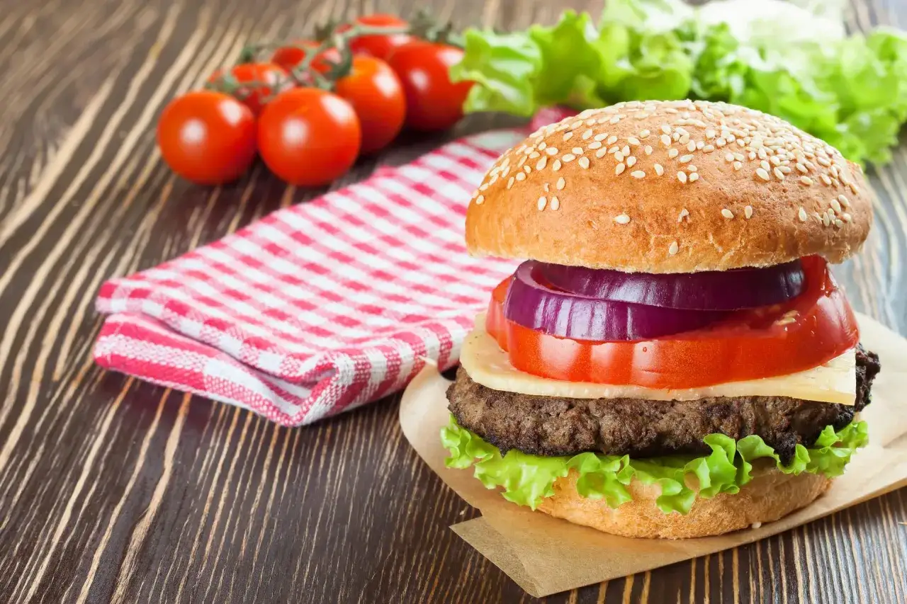 Zdjęcie Jak wygląda hamburger? Odkryj jego składniki i wyjątkowe wersje