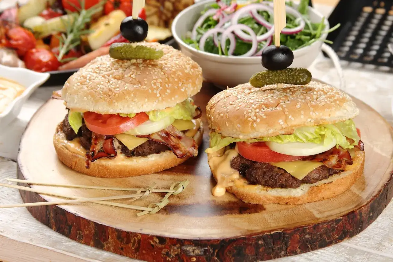 Zdjęcie Jak zrobić idealny hamburger wołowy - przepisy i sekrety smaku