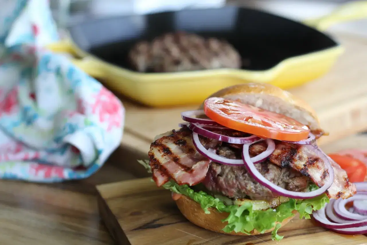 Zdjęcie Jak układać hamburgera, by stworzyć idealne połączenie smaków
