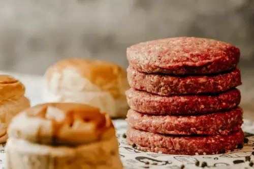 Zdjęcie Jak smażyć burger wołowy, aby uniknąć suchych i twardych kotletów