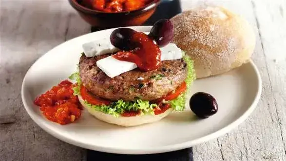Co to jest hamburger? Poznaj składniki i różnorodność tego przysmaku