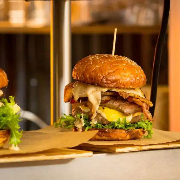 Co możemy znaleźć w burgerze? Odkryj składniki i warianty burgerów