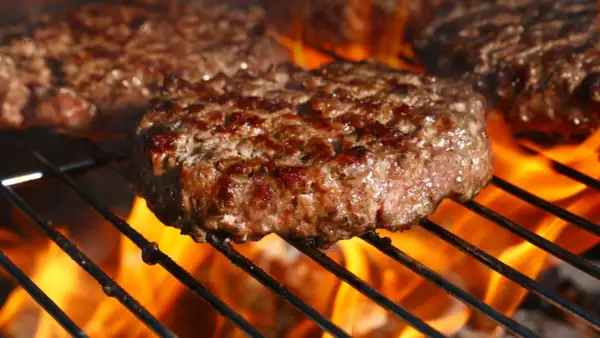Jak idealnie smażyć wołowinę na burgery, by uniknąć wysuszenia