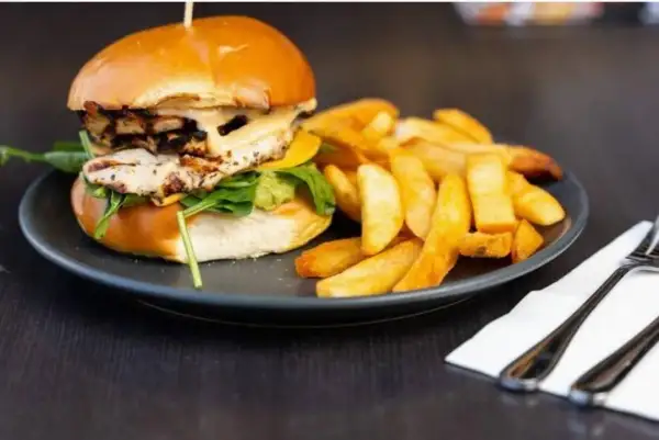 Ile kcal ma burger z kurczakiem? Zaskakujące różnice w kaloriach!