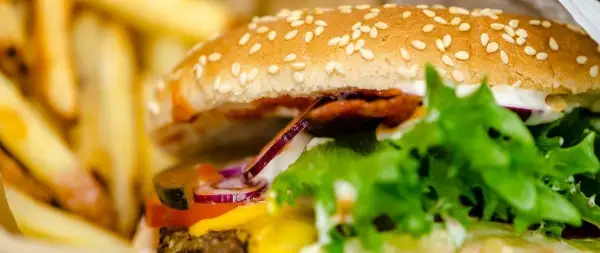 Ile kalorii ma burger wołowy z frytkami? Sprawdź, co jesz!