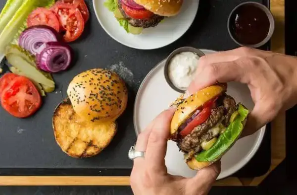 Jaka wołowina na burgery? Odkryj najlepsze kawałki dla smaku