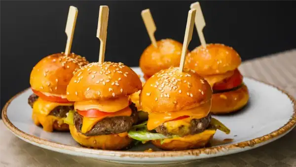 Gdzie kupić bułki do mini burgerów - najlepsze miejsca i porady