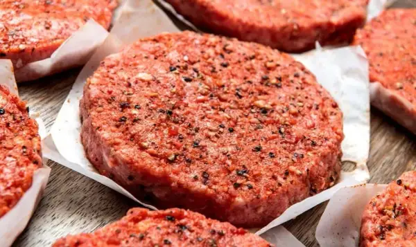 Jak doprawić mięso wołowe na burgery, by uniknąć mdłego smaku