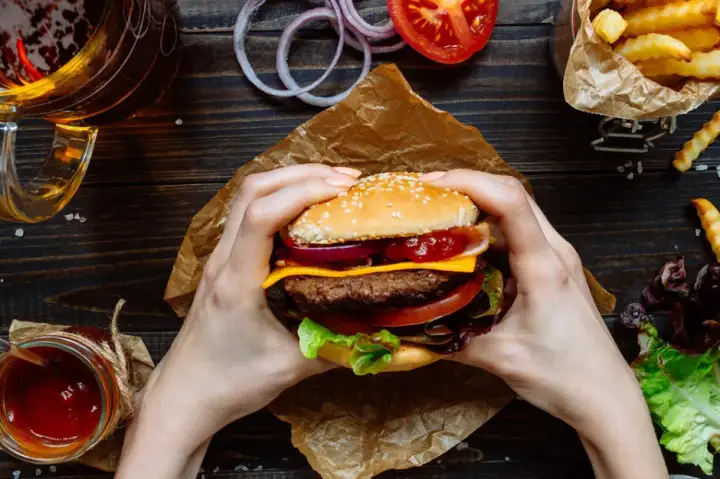Z czym hamburgery? Odkryj najlepsze składniki i dodatki do burgerów